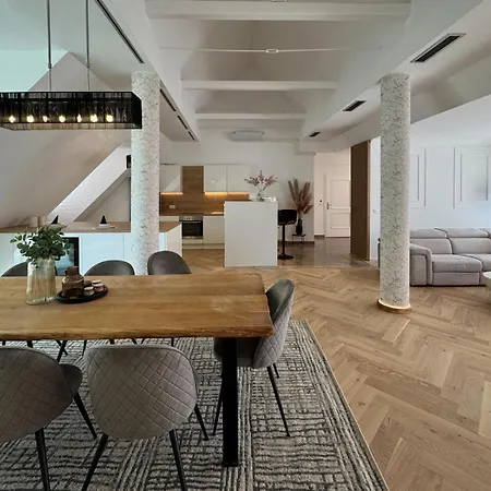 Apartma Tyrseva アパート *